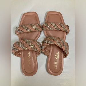 Super cute pair of sandals🌷